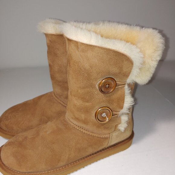 Cozy Steps Genuine Sheepskin 2 Side Buttons Booties Size 8 Brown/Cream - Picture 7 of 10